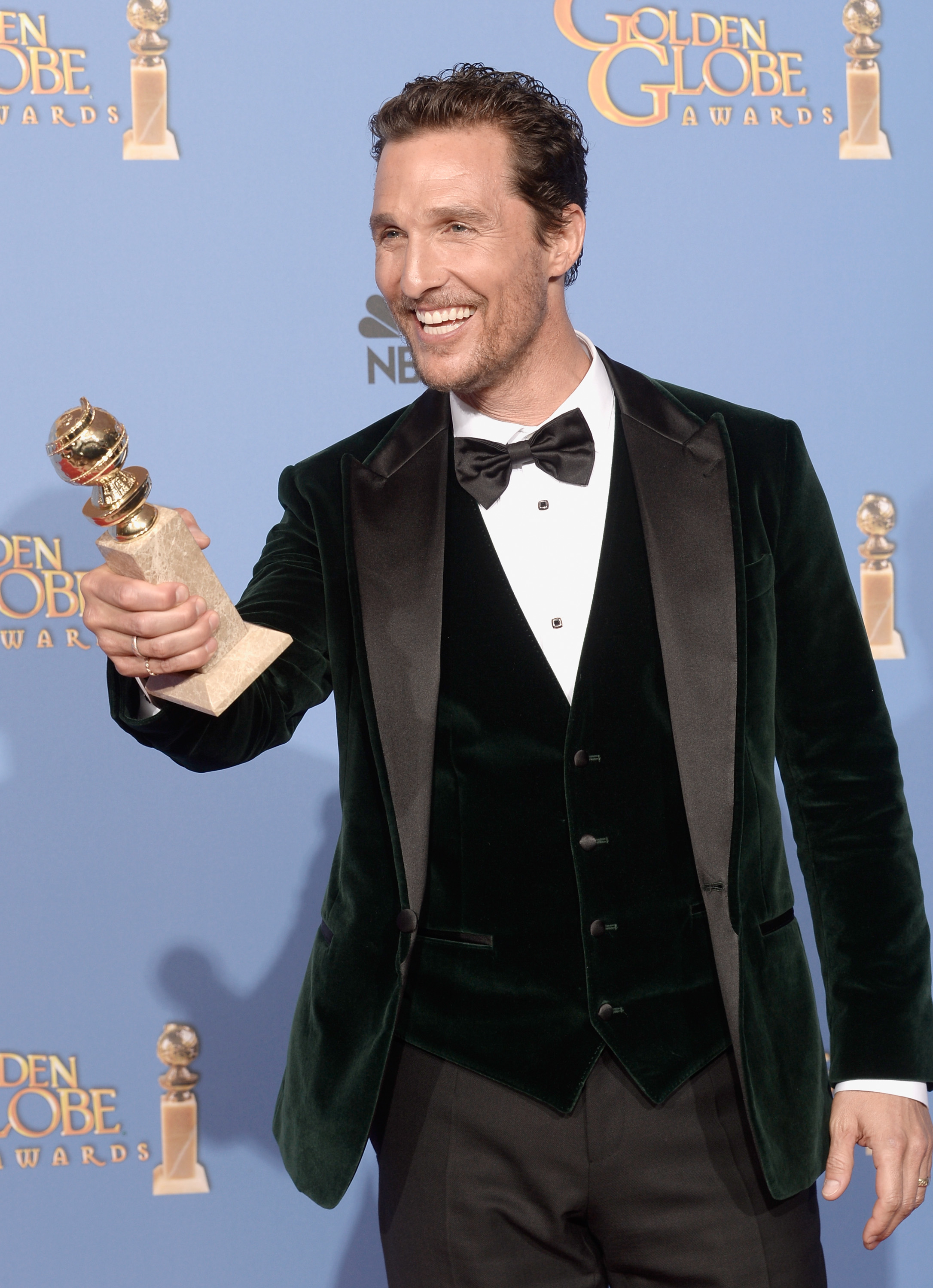 His gold. Matthew MCCONAUGHEY Golden Globe. Мэттью Макконахи церемония награждения Оскар. Golden Globes 2014 Matthew MCCONAUGHEY. Макконахи с наградой.