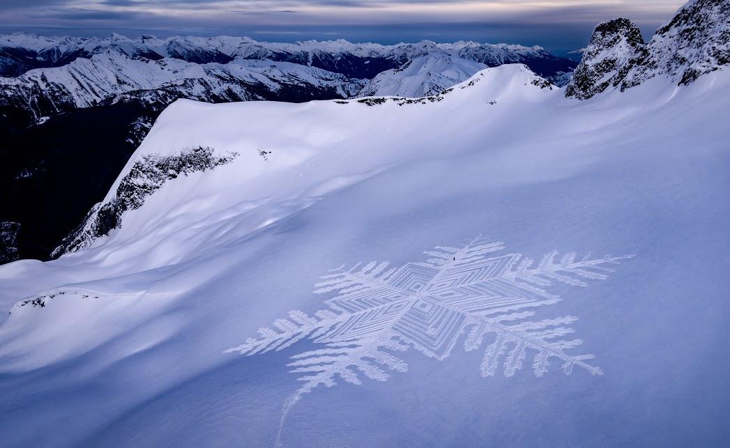 Across the snow. Снежное искусство саймон бек. snow art. snow patch.