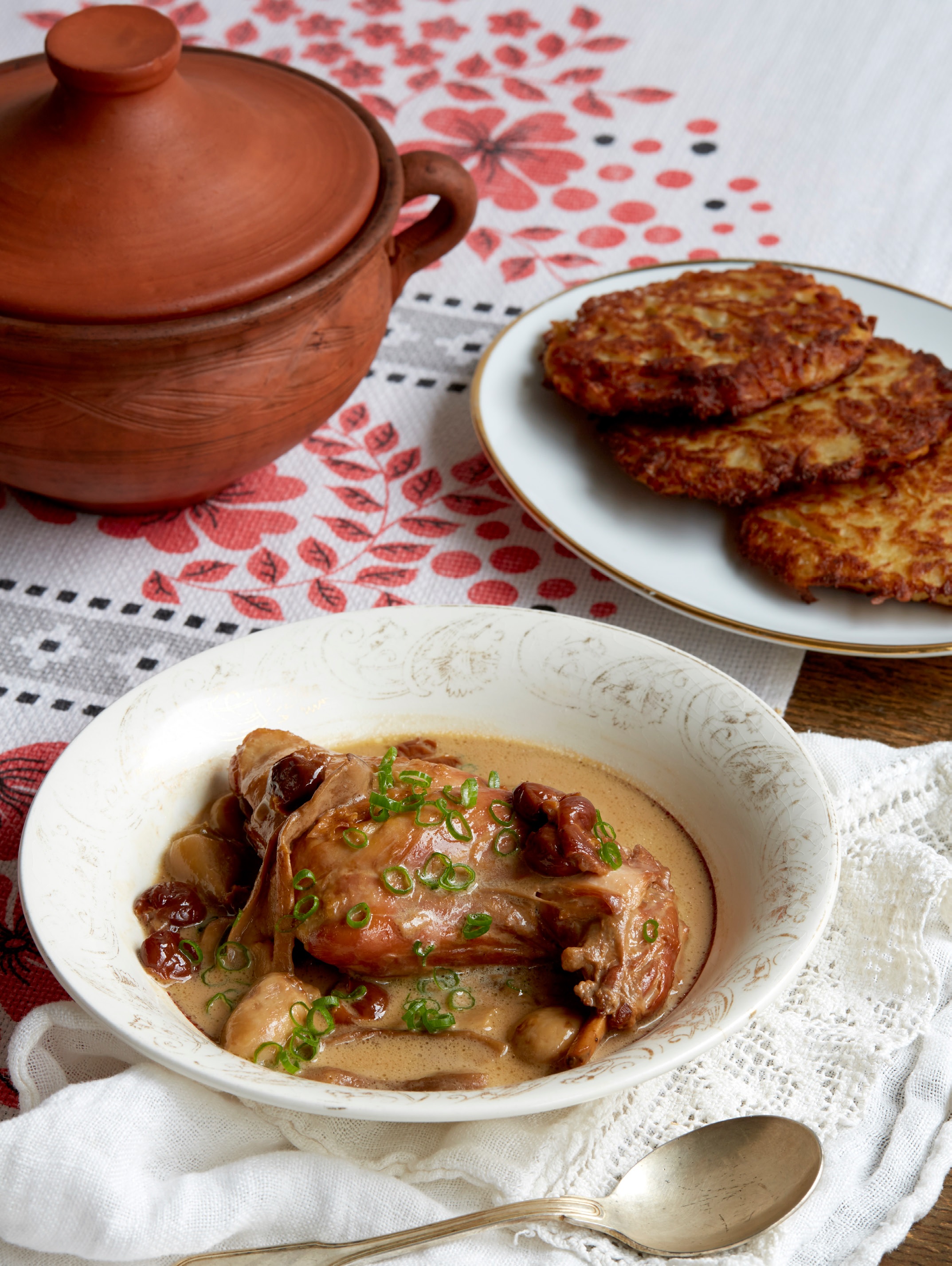 Russian cook. Русская кухня против английской. Еда в глиняных горшочках картинки. Глиняные горшочки с едой фото. Фото молодой русской еды.