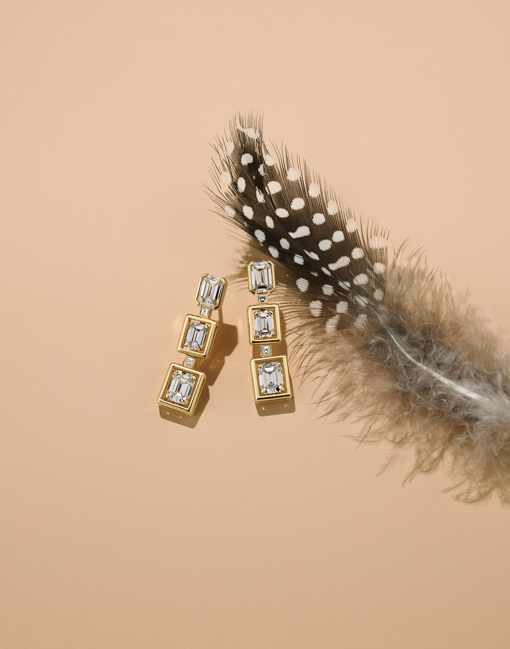 The Flora Theme: Earrings in 18-karat yellow gold with diamonds.