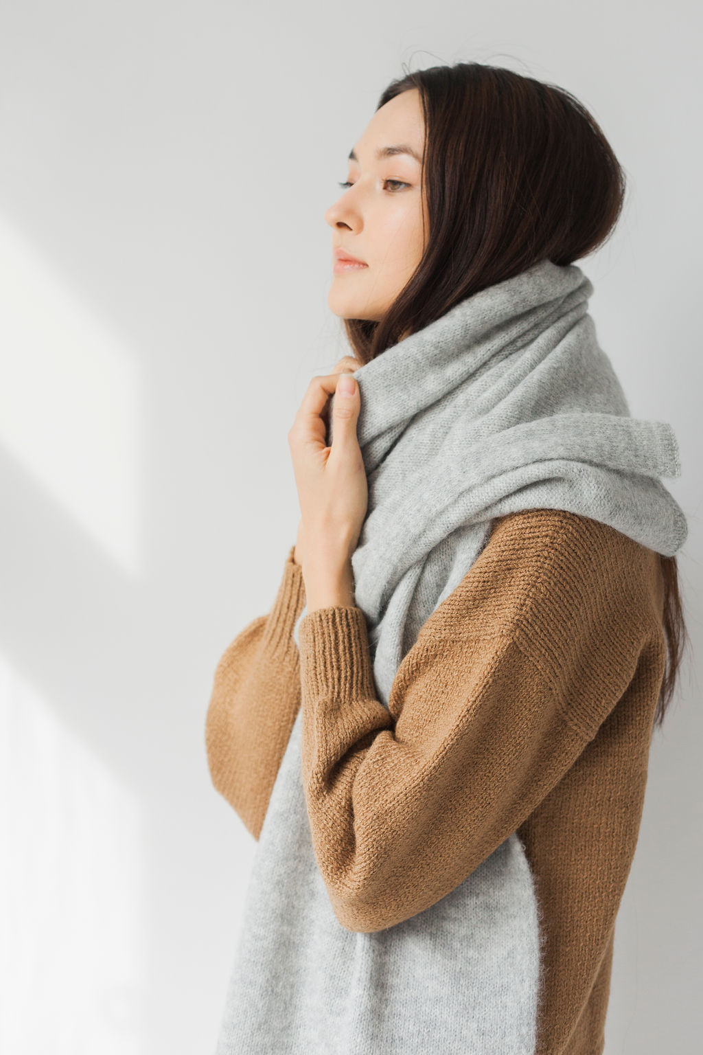 https://nuvomagazine.com/wp-content/uploads/2020/03/Bare-Knitwear-Travel-Wrap-Light-Grey-4.jpg