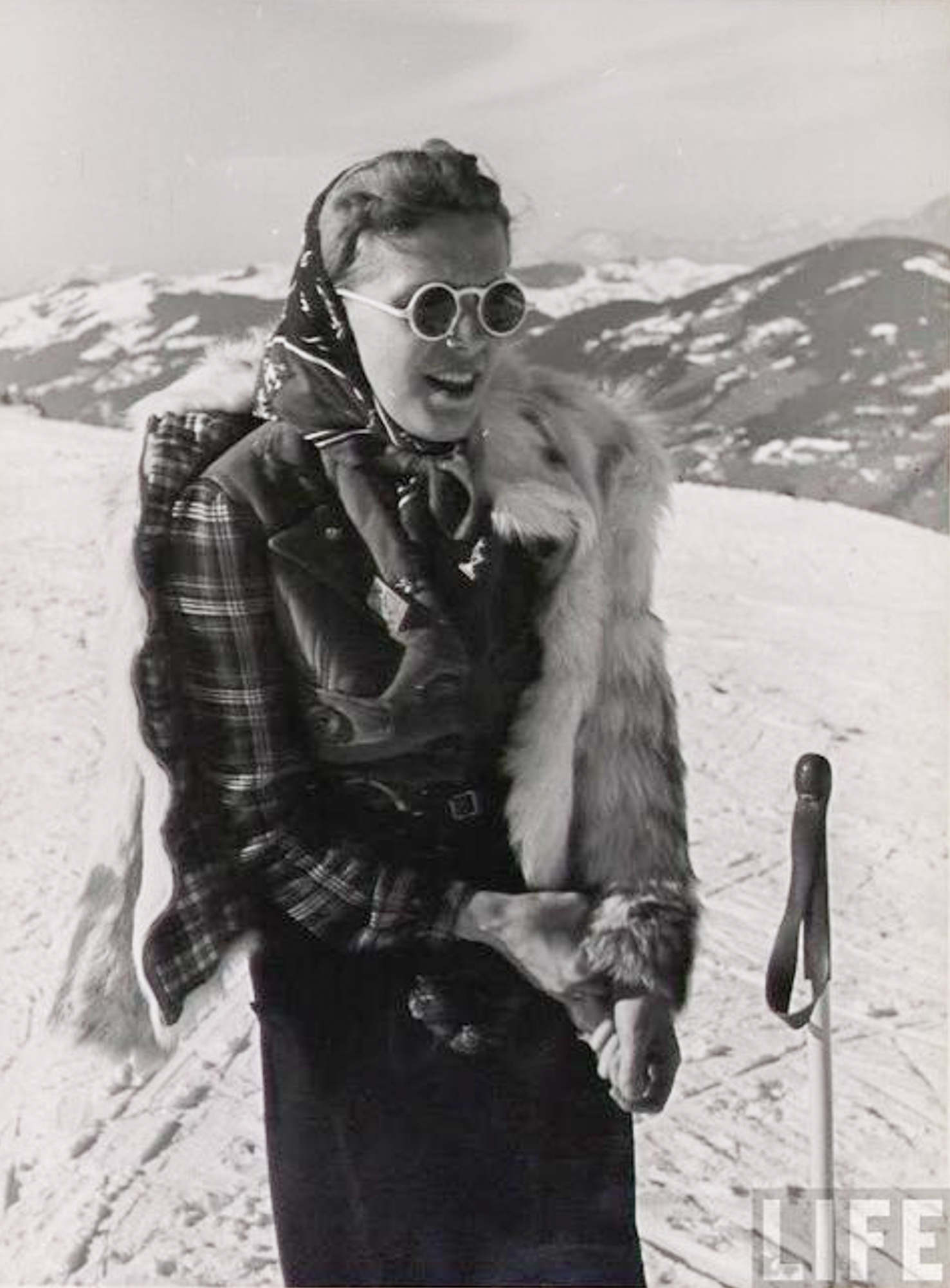 Liberating Women and Their Legs: Female Ski Fashion's Shift to Pants in the  Early 20th Century – History of Skiing & Snowsports