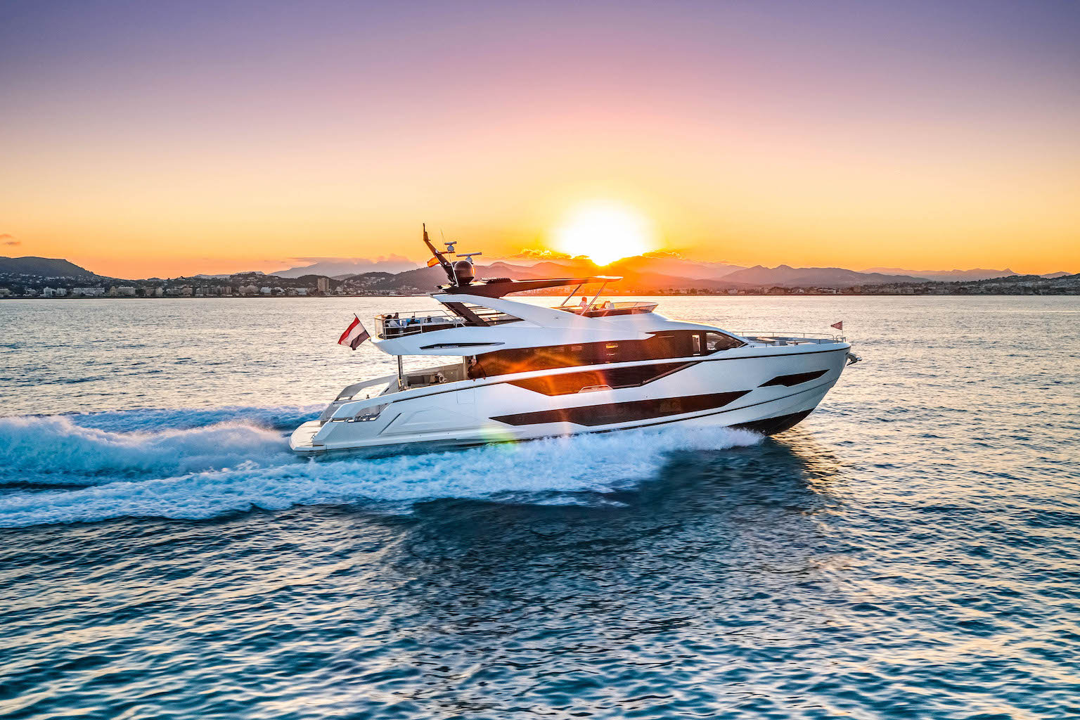 m75 flybridge motor yacht