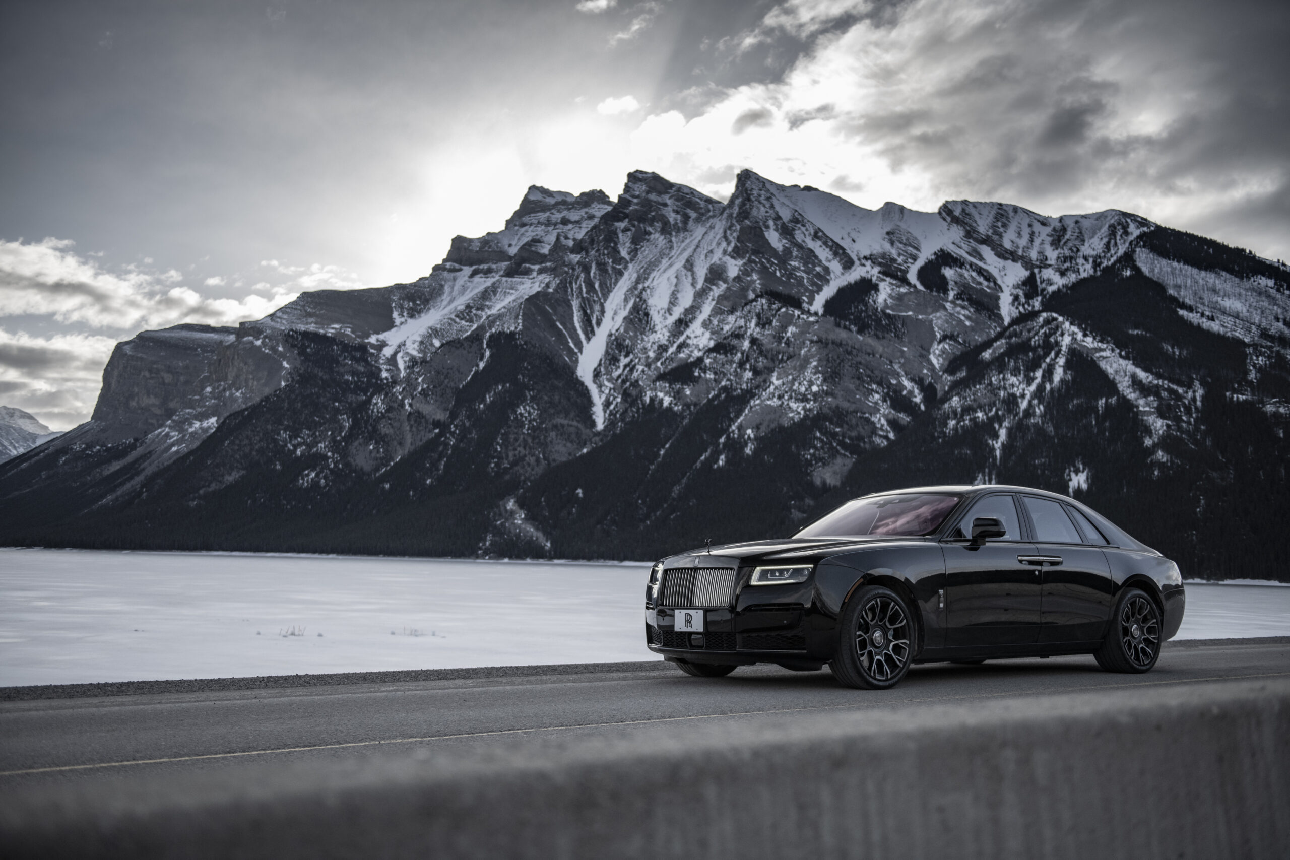 What It's LIke to Drive a $400,000 Rolls Royce Ghost in the Snow -  InsideHook