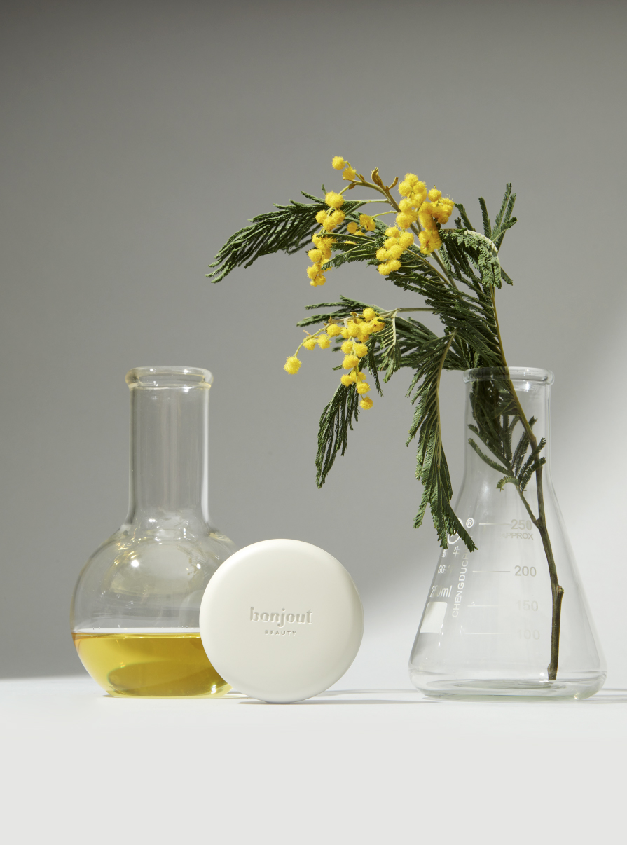 https://nuvomagazine.com/wp-content/uploads/2023/09/BONJOUT_LE-BALM-PACKSHOT-LAB-MIMOSA_04.jpg