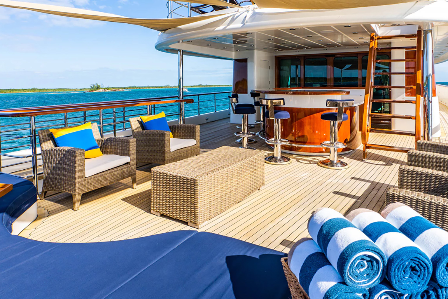 Bilgin Yachts Clarity upper deck bar