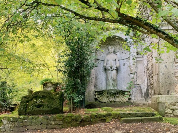 Statue Rome sacro bosco