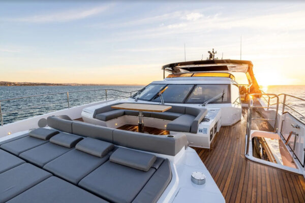 Sunseeker 100 bow lounge