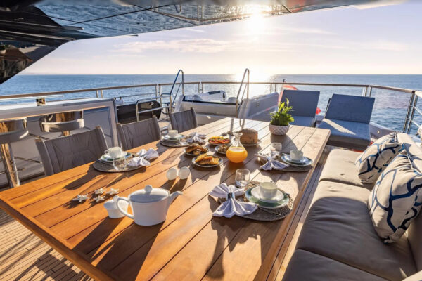 Sunseeker 100 flybridge dining