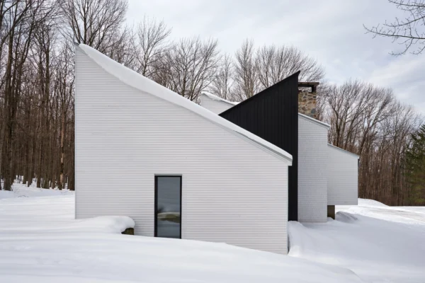 This Quebec Mountain Chalet Remixes 1970s Design with Contemporary Elements